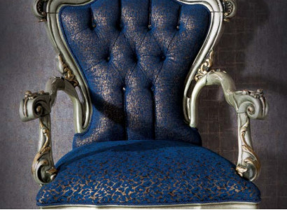 Ein fabelhafter Sessel im klassischen Stil in Blau mit dekorativen Mustern